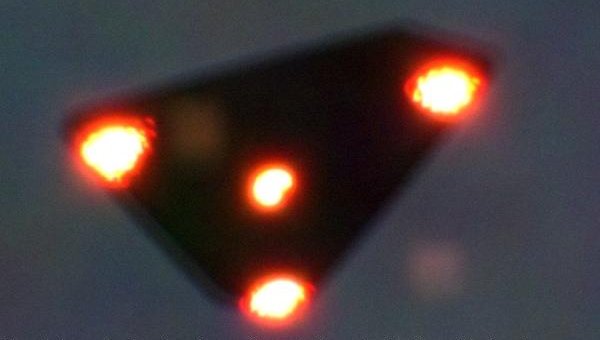 ベルギーUFOウェーブを象徴した三角形の灯火写真。2011年に制作者が模型撮影だったと告白した。