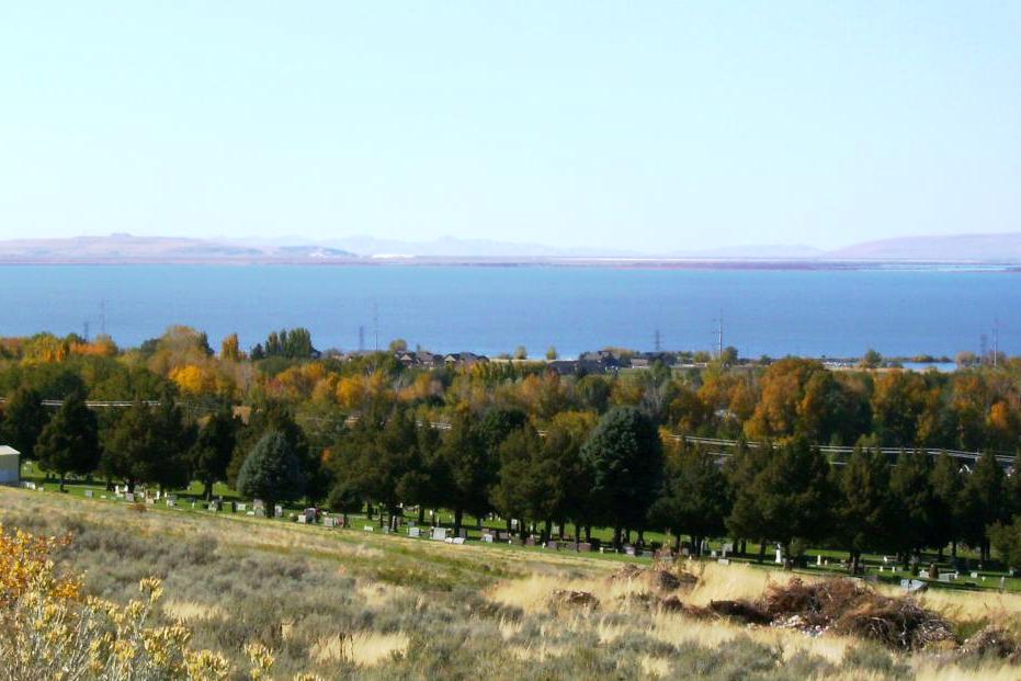 ユタ州Box Elder CountyのWillard Bayと山地を見渡す風景
